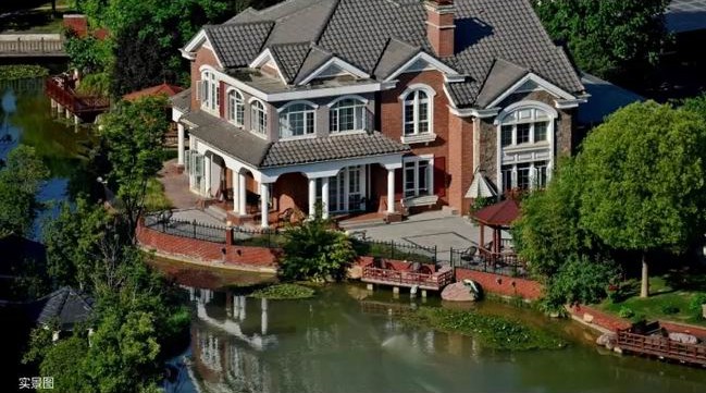 一湖潋天地，，一墅悦人生